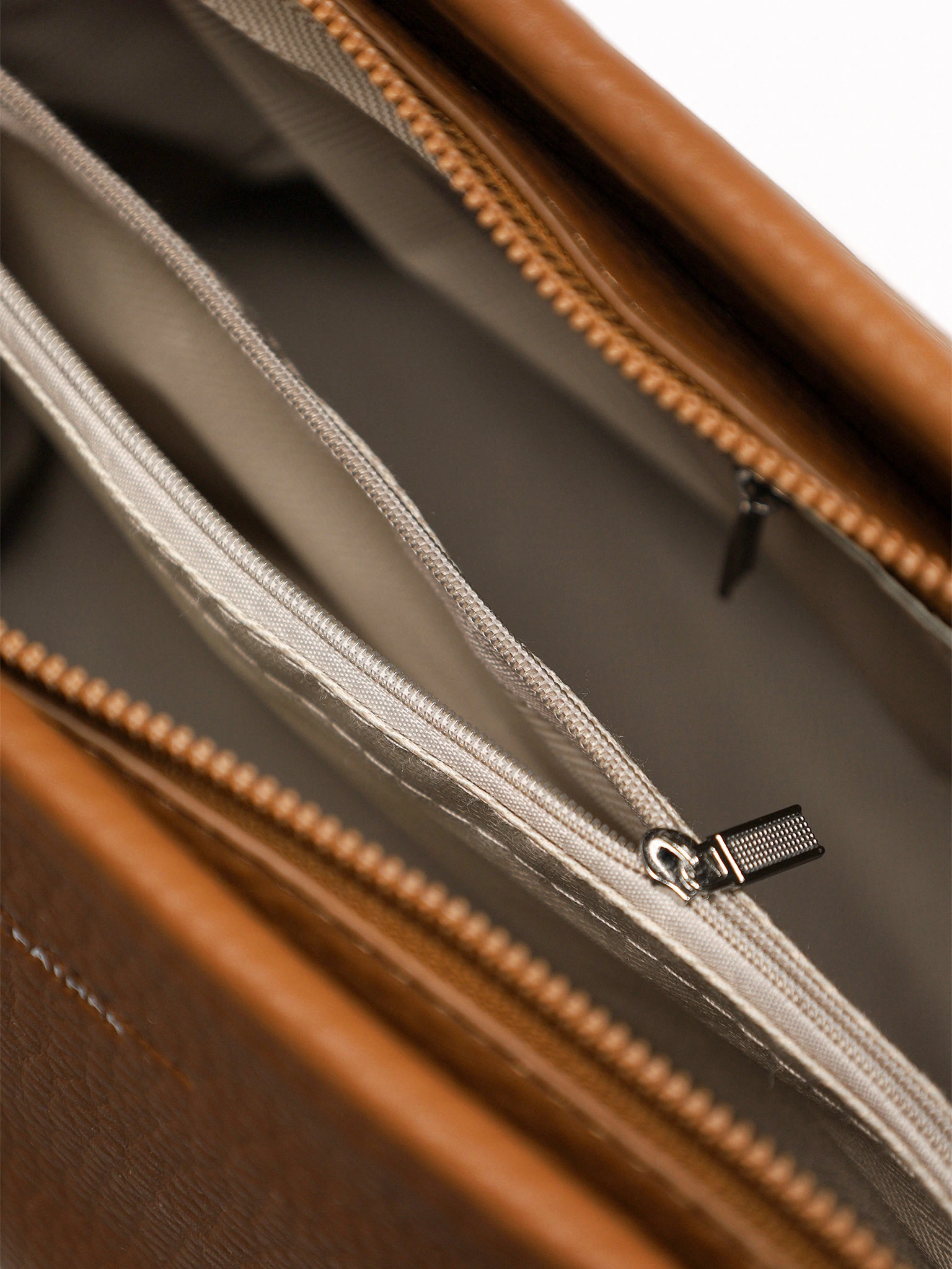 Сумка-тоут  с регулируемыми ручками и тиснением в ассортименте